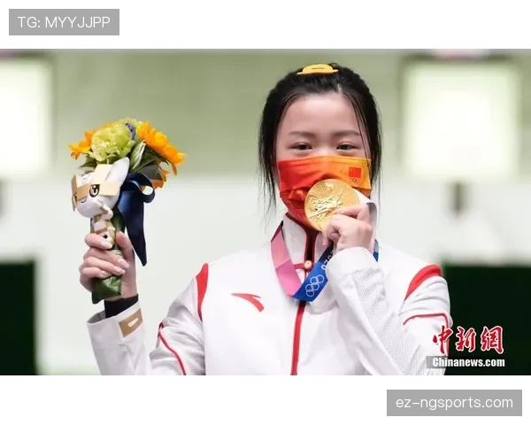 杨倩机场拎着比我三个月工资还贵的包，笑得像邻家女孩